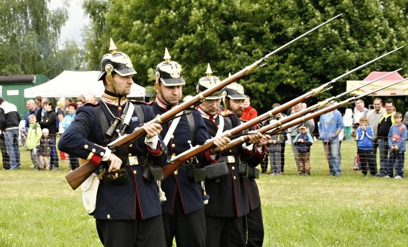  Bitevní ukázku připomínající krvavé události prusko-rakouské války roku 1866, která tehdy silně poznamenala region Náchodska a Hradecka a nesmazatelně se zapsala do zdejších dějin, si v sobotu připomněli ve Vysokově.