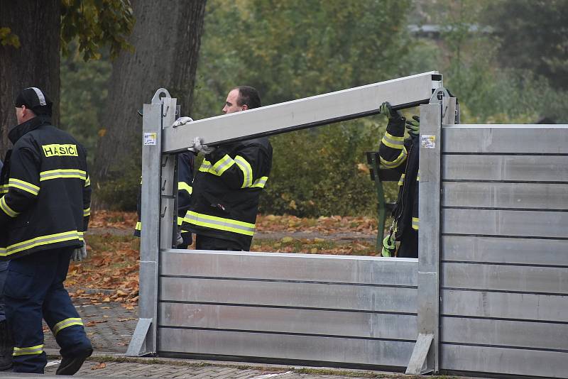 Zástupci dobrovolných hasičů a HZS trénovali stavbu mobilních hrazení protipovodňových opatření.