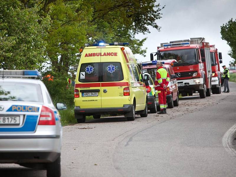 Nehoda práškovacího letadla, které se zřítilo dnes dopoledne u obce Chvalkovice na Náchodsku.