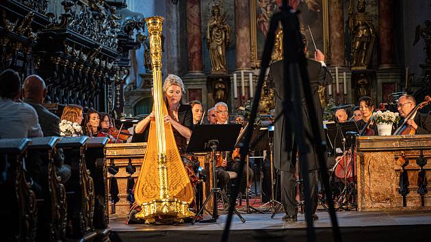 Zahajovací koncert festivalu Za poklady Broumovska obstarala harfenistka Kateřina Englichová a Filharmonie Hradec Králové pod vedením dirigenta Andrease Sebastiana Weisera.
