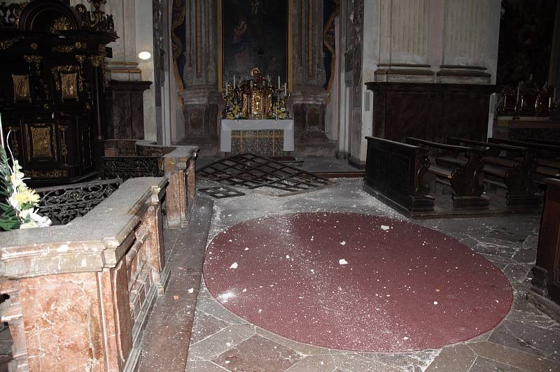 Vyražené okno se roztříštilo na dlažbě broumovského klášterního kostela sv. Vojtěcha.