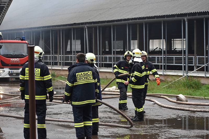 Šedivý dým poslední zářijové ráno začal stoupat ze skladovacího objektu s krmivem pro dobytek nad Suchým Dolem. Na místo do zemědělského areálu společnosti Agriteam vyjelo 10 jednotek hasičů. Na plně rozvinutý požár bylo nasazeno osm vodních proudů, z toh