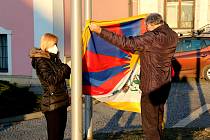 Vlajka pro Tibet zavlála i na stožáru v Červeném Kostelci.