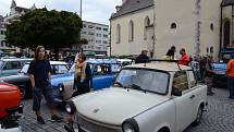 Spanilá jízda trabantů a vozů koncernu IFA se vydala z Jívky na náchodské Masarykovo náměstí. 
