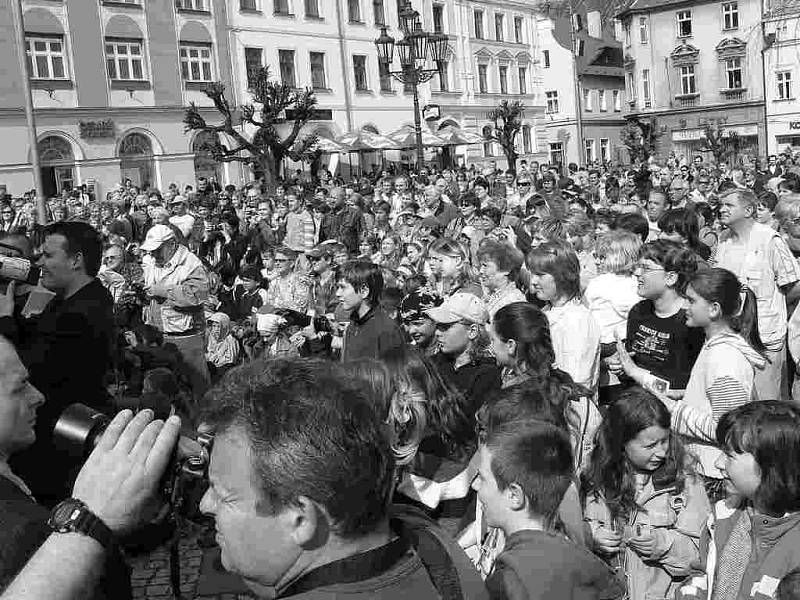 Prezidenta v Broumově přivítalo zaplněné náměstí. Na snímku vlevo Mons. Dominik Duka víta kyticí Livii Klausovou.