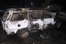 V Hronově hořelo auto, mělo technickou závadu
