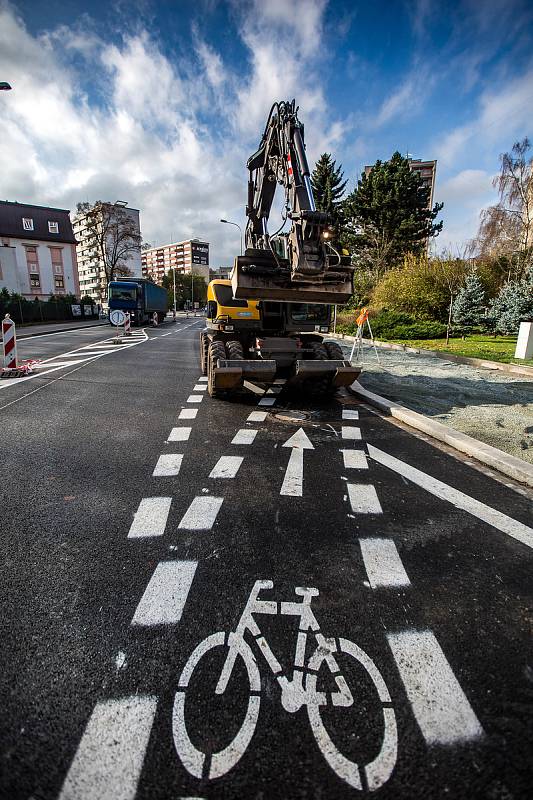 Dokončování rekonstrukce silnice z Náchoda na Polsko.