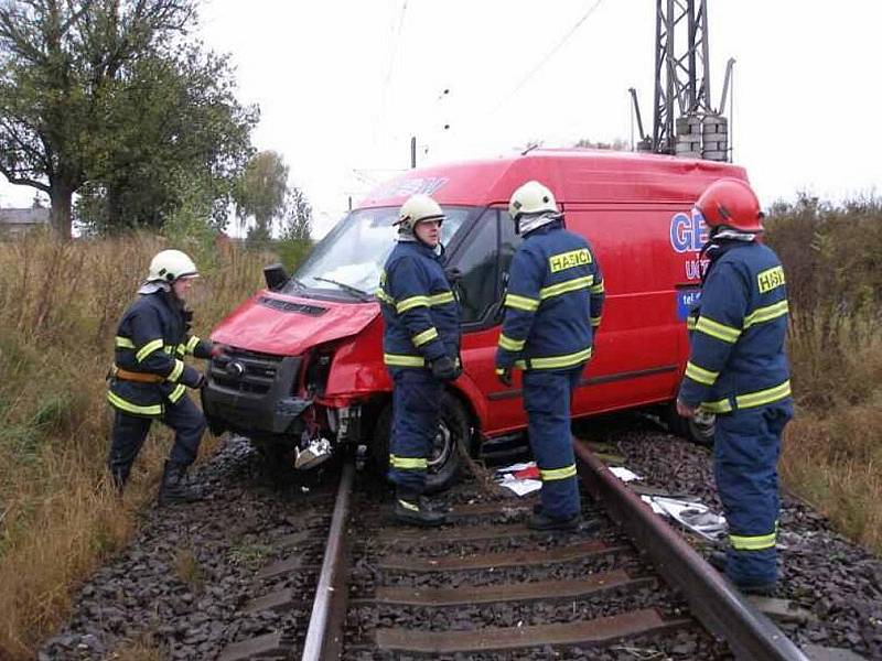 Řidič červeného tranzitu byl při předjížděcím manévru vytlačen na levou krajnici, kde dostal smyk, vjel na travnatý nasep, kde se překulil přes keře a dopadl za nimi zpět na kola na  železniční trať. 