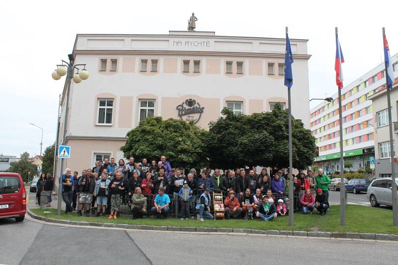 Pivní turisté prošli deset hospod Novoměstskem