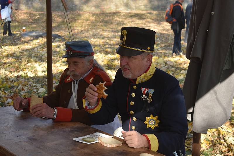 Sejmutím pevnostního praporu byla sice s trochou smutku, ale přesto slavnostně ukončena letošní turistická sezóna v josefovské pevnosti. Foto: Deník/Jiří Řezník