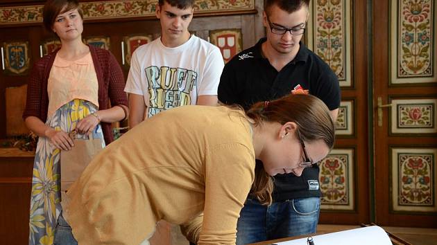 Mladí lidé z Evropské dobrovolné služby byli slavnostně přijati v obřadní síni náchodské radnice.