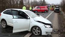 Řidič osobního vozidla Škoda Rapid, jedoucí ve směru od Hradce Králové za volantem zřejmě usnul a vyjel do protisměrné části vozovky, kde nejprve bočně zachytil o protijedoucí nákladní vozidlo a pak narazil do dalšího protijedoucího vozu Citroen.