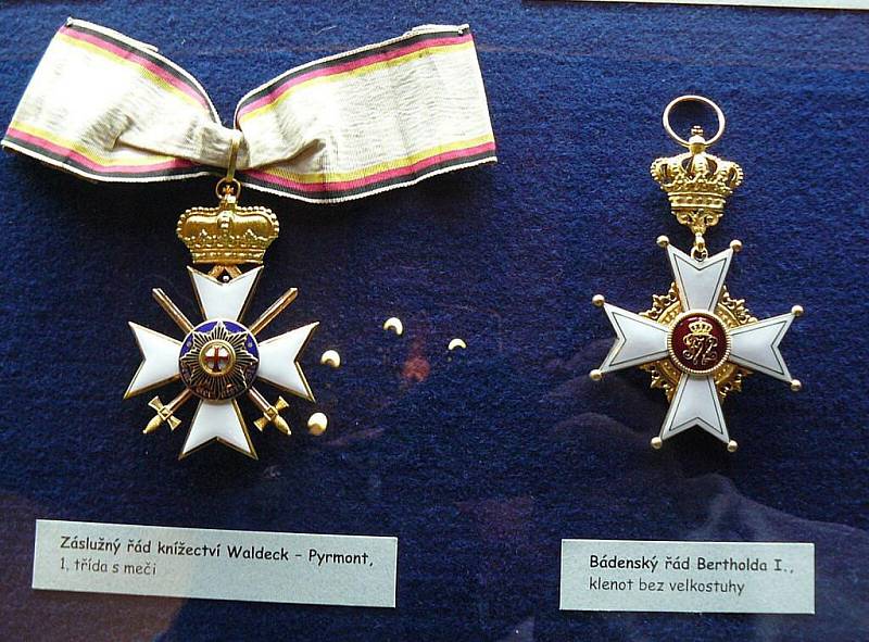 Řády a medaile ze sbírky  šlechtického rodiny Schaumburg-Lippe.