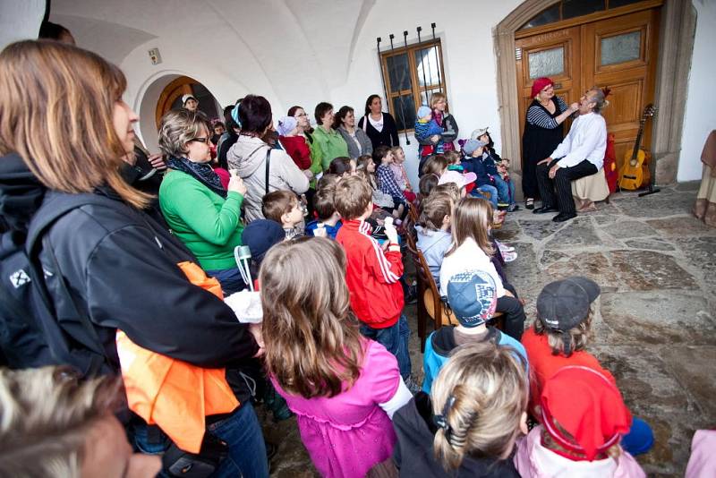  Tradiční akce Brány města dokořán zahájila o víkendu v Novém Městě nad Metují, jedné z historických perel východních Čech, letošní turistickou sezonu. 