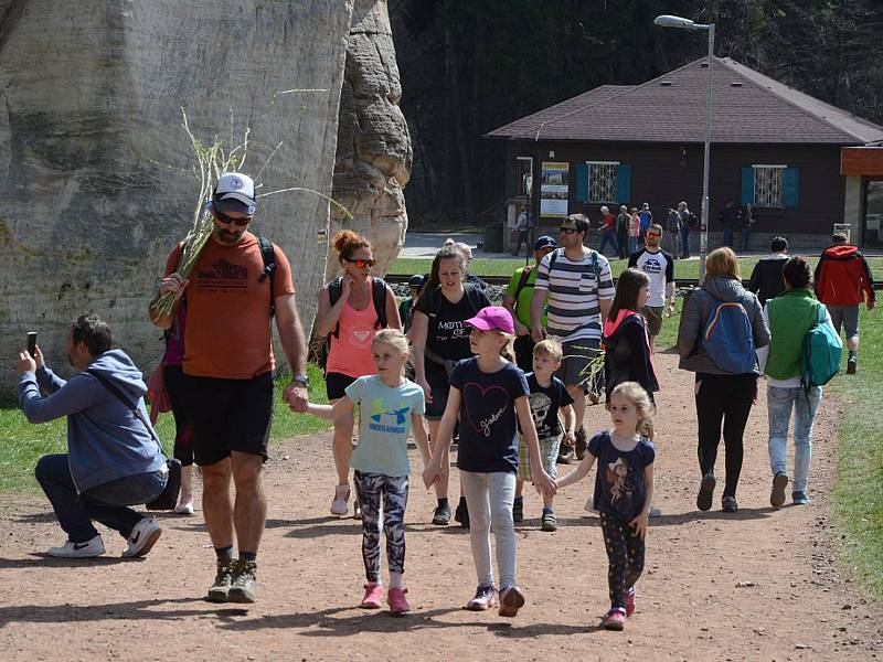 Bílá sobota přilákala do Adršpašských skal davy turistů.