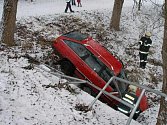 Nehoda v Ratibořicích: Řidič osobního vozu značky Audi 100 dostal smyk a poté skončil i se svým automobilem v potoce. 