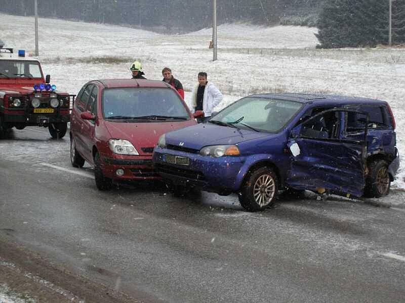 V obci Hony nedaleko Police nad Metují se stala v pondělí odpoledne dopravní nehoda, při které došlo ke střetu tří osobních aut. Při nehodě byli zraněni dva lidé.