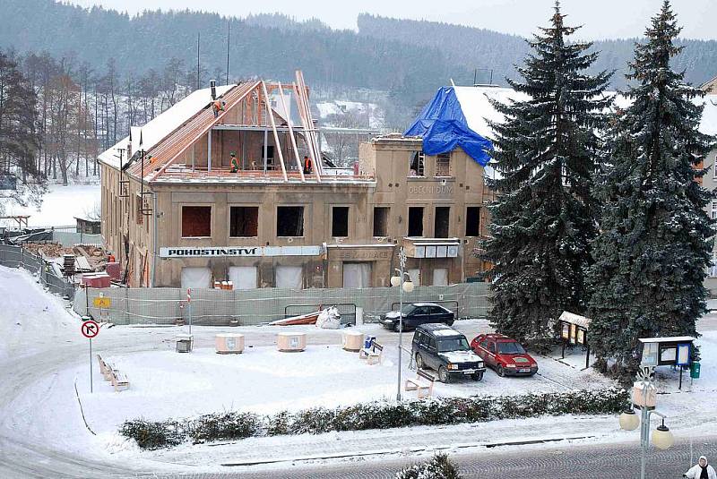 Rekonstrukce Obecního domu ve Velkém Poříčí probíhá i v zimě, ani mráz ji nezastavil. 