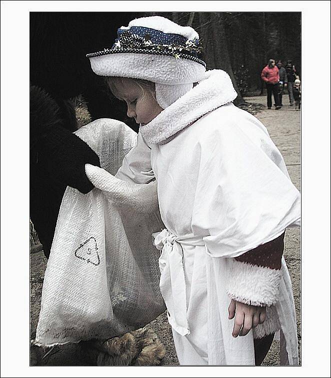 Po Adršpašských skalách se v sobotu procházeli Mikulášové, andělé a čerti. Největší radost z nich měly děti.