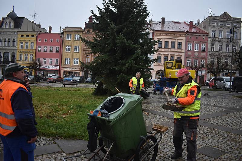 Na Mírovém náměstí v Broumově od dnešní deváté hodiny stojí vánoční jedle. Na výzdobu si musí ale ještě počkat do pondělí.