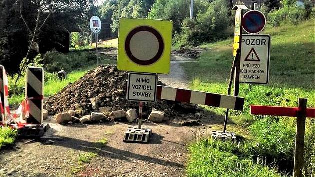 PRO A PROTI. Rekonstrukce silnice u hraničního přechodu začala. Jedni nechápou, jak se někdo může podepsat pod zhoršení životních podmínek. Jiní berou novou cestu jako jejich zlepšení