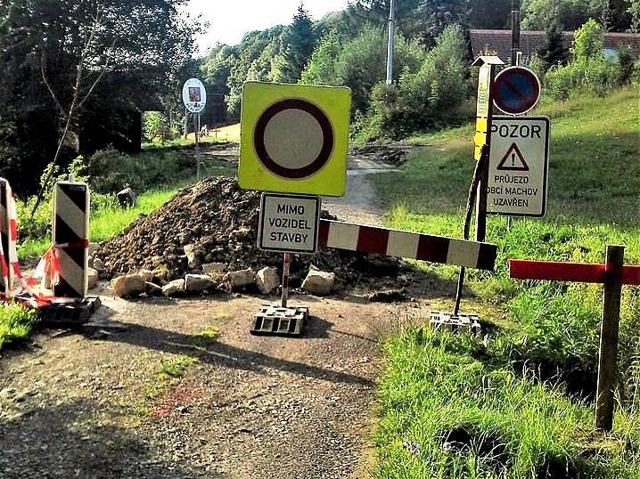 PRO A PROTI. Rekonstrukce silnice u hraničního přechodu začala. Jedni nechápou, jak se někdo může podepsat pod zhoršení životních podmínek. Jiní berou novou cestu jako jejich zlepšení