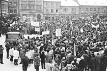 Generální stávka na polickém náměstí 27. listopadu 1989.