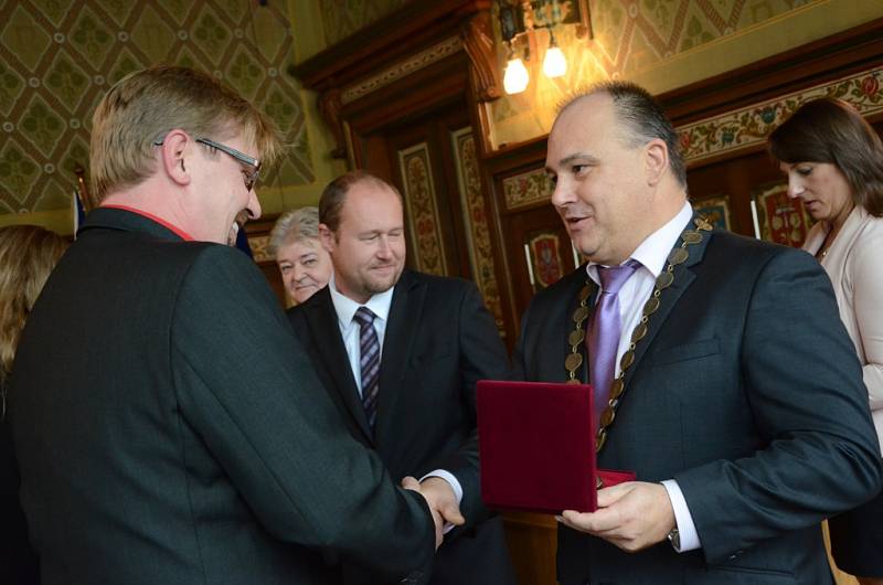 V obřadní síni radnice ocenili policisty, hasiče i záchranáře  