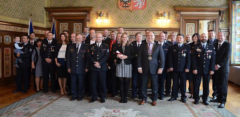 V obřadní síni radnice ocenili policisty, hasiče i záchranáře  