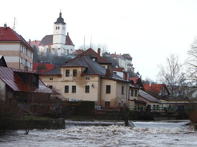 Rozvodněná Metuje.