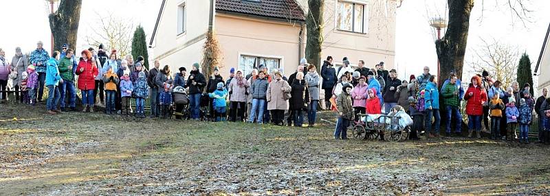 Na Silvestra odstartovala parta Čolek o desáté hodině ranní na kopci Čerťák už osmnáctý ročník recesistické akce nazvané Sjezd na čemkoli.