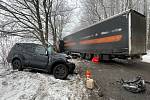 Tragická nehoda osobního a nákladního auta uzavřela před 8. hodinou ráno státovku I/14 mezi Novým Městem nad Metují a Náchodem