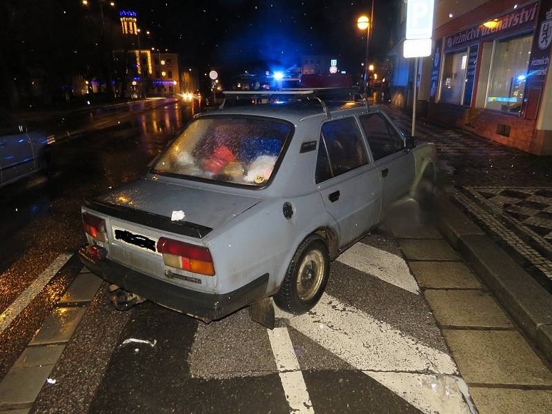 Nepozorní chodci odnesli střety s auty lehkými zraněními