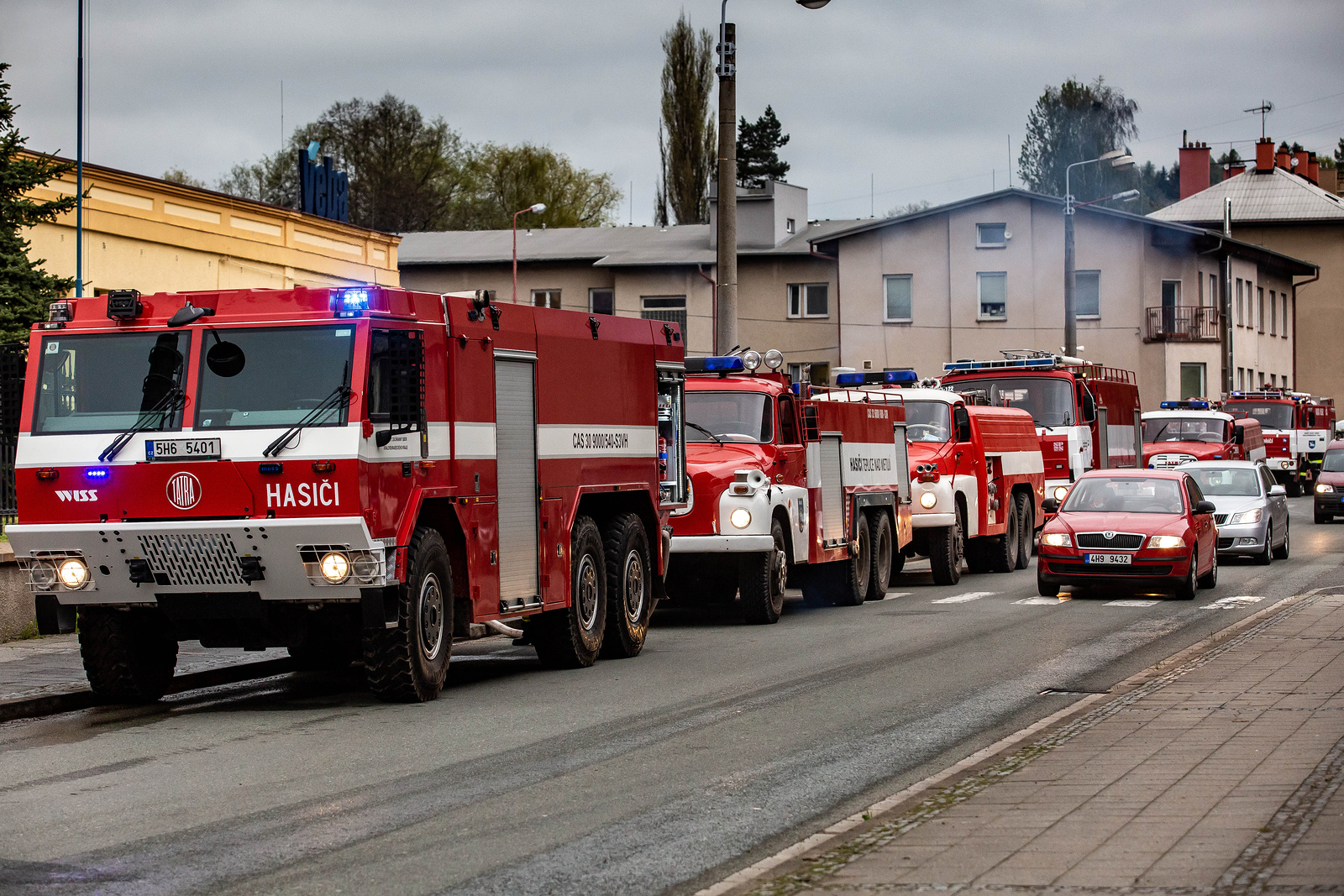 Rozsáhlý požár v Polici zaměstnával policii i hasiče z širokého okolí -  Náchodský deník