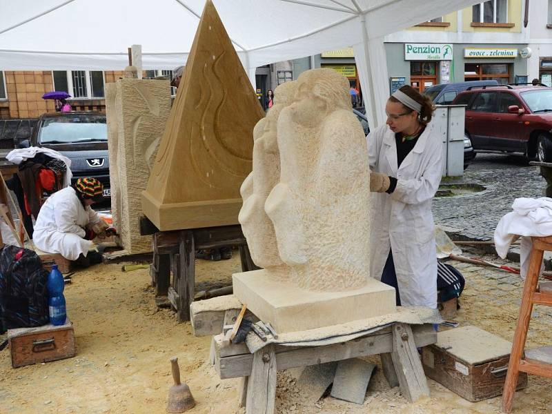 Na zdejším Masarykově náměstí se při festivalu Náchodská Prima sezóna zrodily před očima kolemjdoucích tři nové sochy z pískovce na téma hudba a jazz.