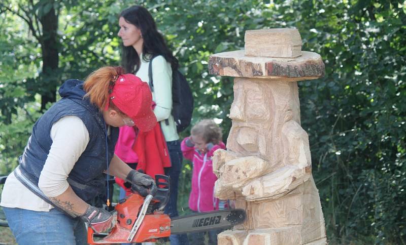 V sobotu a v neděli se nad dobrošovskou pevností vznášel zvuk motorových pil. Během řezbářského sympozia se zde z dubových špalků rodily sochy nadpřirozených postav.