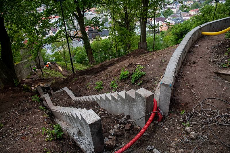 Náchodští medvědi Dáša a Ludvík žijí na zámku už déle než čtvrt století. Z hluku při revitalizace zámeckého kopce radost nemají.