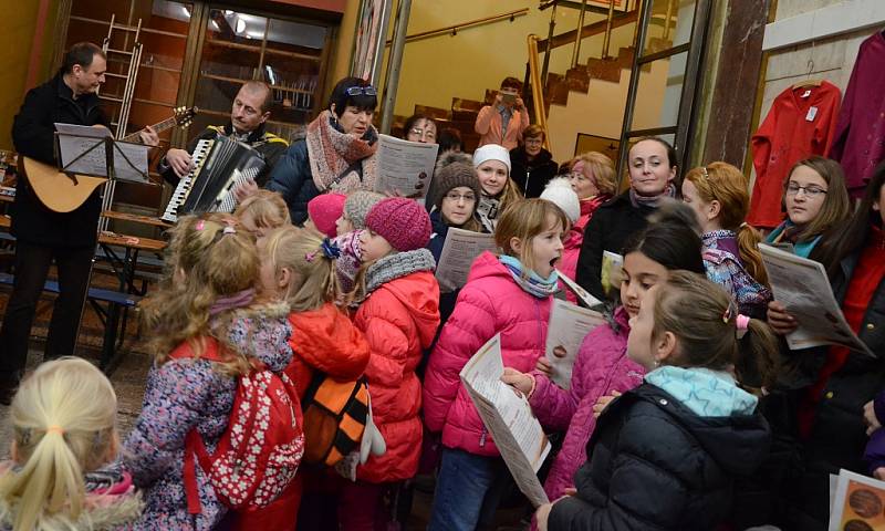 Akce Česko zpívá koledy ve vstupní hale náchodské knihovny