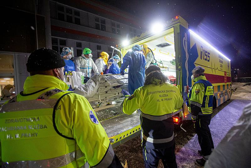 V úterý večer Záchranná služba se svým vozem Fenix převezla z Náchodské nemocnice část pacientů s Covid-19 do jiných nemocnic v republice.