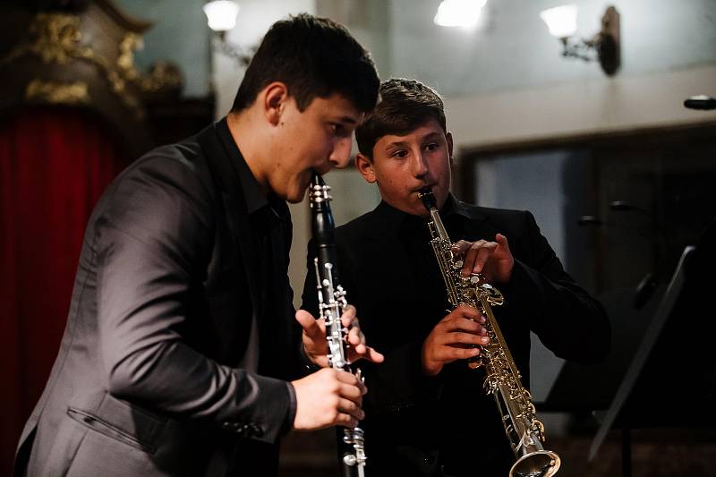 O nevšední hudební zážitek se v teplickém kostele postarali patnáctiletý saxofonista Márton Bubreg a jeho osmnáctiletý bratr,klarinetista Bence Bubreg, které doprovodila jejich maminka, varhanistka Linda Bubreg-Dobay.