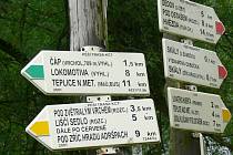 Na rozcestí u bischofsteinského zámečku to je na nejvyšší vrchol Teplicka Čáp jen 1,5 kilometru. Kdy se tam turisté dočkají rozhledny je zatím  ve hvězdách. Letos určitě ne. 