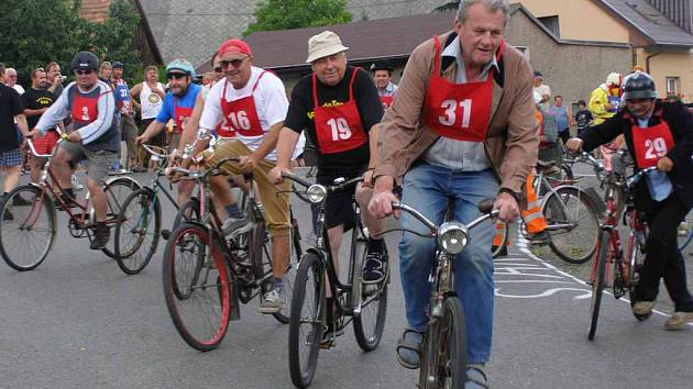 Ze závodů na bicyklech s torpédem.