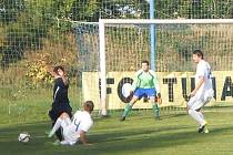 Fotbalisté Jaroměře (v bílém) vezou první tři divizní body se Suchdola.