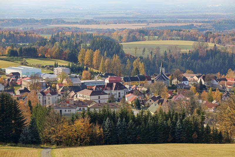 Rozhledna na vrchu Šibeník u Nového Hrádku nabízí nádherné podzimní výhledy do téměř celých východních Čech.