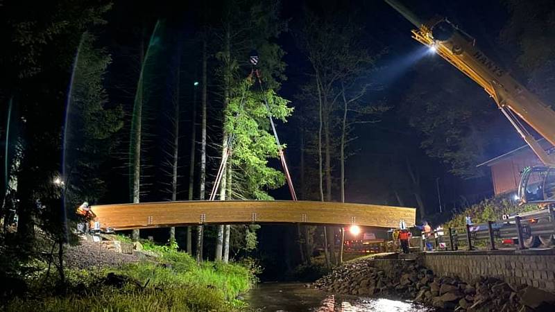 Lávka má podobu mírného oblouku, který lahodí oku a nenásilně překonává převýšení 1,1 metru.