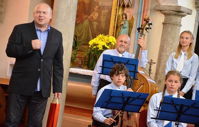 Při Noci kostelů v náchodském děkanském kostele sv. Vavřince vystoupil soubor Musica Viva z Jiráskova gymnázia v Náchodě.