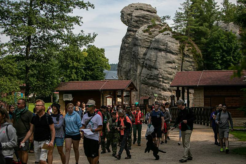 Začaly prázdniny a o prodlouženém víkendu do Adršpachu dorazili výletníci ve velmi hojném počtu. V neděli mezi 10:00 až 14:00 byla kapacita, která umožňuje vstup 400 návštěvníků za hodinu vyčerpána.