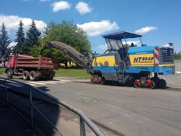 REKONSTRUKCE části komunikace druhé třídy z náměstí do Zelené ulice v rozsahu 10 milionů korun. 