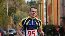 SUVERÉNNÍM způsobem zvítězil v 19. ročníku Týnišťské desítky atlet SK Nové Město nad Metují, Kamil Krunka. 