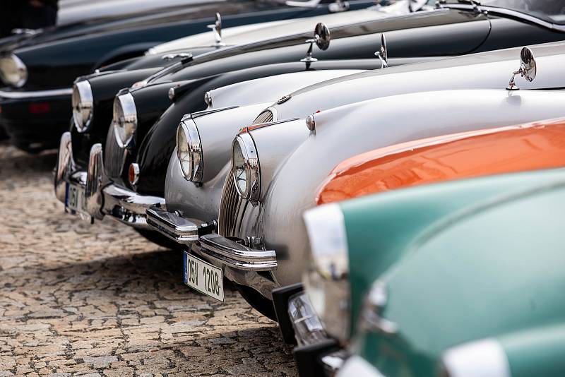 Zahájení turistické sezony v Novém Městě nad Metují provázela tradiční akce Brány města dokořán. V rámci akce se představil i Veteran klub KHV Metuje. Na zámku představily staré raritní vozy. Nechybely značky jako Jaguar, Mustang, Chavrolet, či Bulck z ro